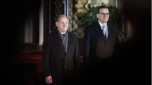 Bundeskanzler Olaf Scholz neben Mateusz Morawiecki, Polens Ministerpräsident.