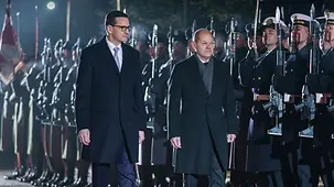 Bundeskanzler Olaf Scholz neben Mateusz Morawiecki, Polens Ministerpräsident, bei der Begrüßung mit militärischen Ehren.