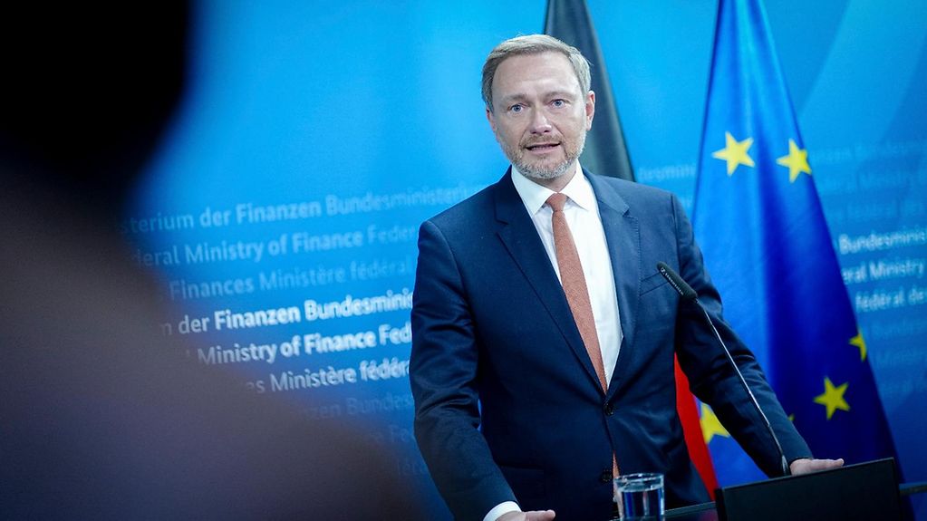 Photo shows Christian Lindner giving a press conference at the Federal Ministry of Finance