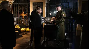 Le chancelier fédéral Olaf Scholz dépose une gerbe sur la tombe du Soldat inconnu à Varsovie
