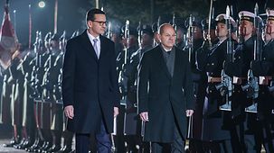 Le chancelier fédéral Olaf Scholz aux côtés de Mateusz Morawiecki, premier ministre polonais, lors de l'accueil avec les honneurs militaires