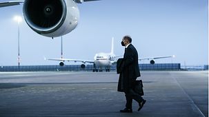 Le chancelier fédéral Olaf Scholz arrive à l'aéroport de Varsovie