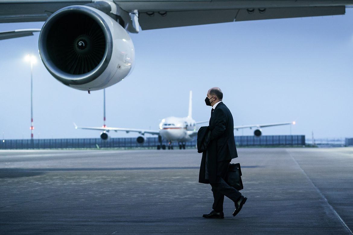 Le chancelier fédéral Olaf Scholz arrive à l'aéroport de Varsovie