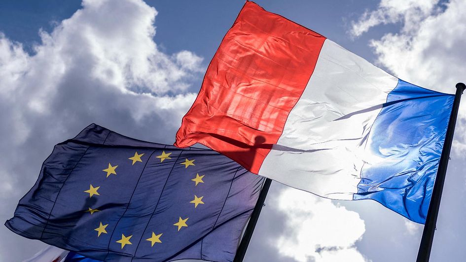 Französische und EU-Falgge im Gegenlicht fotografiert