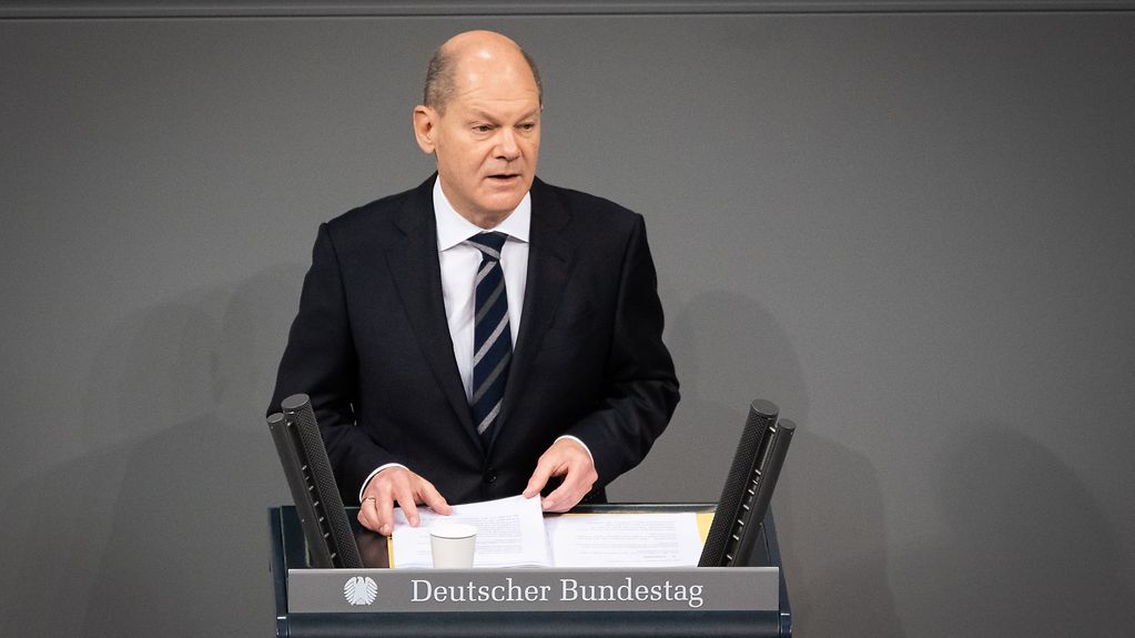 Le chancelier fédéral Olaf Scholz à la tribune du Bundestag