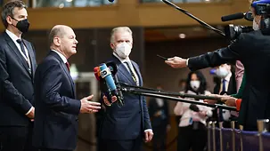 Bundeskanzler Olaf Scholz gibt ein Statement vor Beginn des Europäischen Rates.