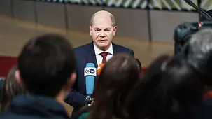 Bundeskanzler Olaf Scholz gibt ein Statement vor Beginn des Europäischen Rates.