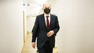 Bundeskanzler Olaf Scholz gibt ein Statement vor Beginn des Europäischen Rates.
