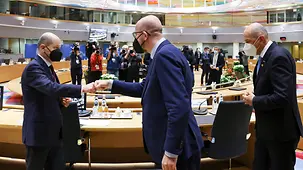 Bundeskanzler Olaf Scholz wird von Charles Michel, Präsident des Europäischen Rates, begrüßt.
