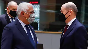 Bundeskanzler Olaf Scholz im Gespräch mit António Costa, Portugals Premierminister.
