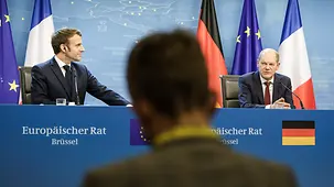 Bundeskanzler Olaf Scholz gibt ein Statement vor Beginn des Europäischen Rates.
