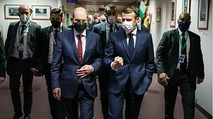 Olaf Scholz im Gespräch mit Emmanuel Macron, Frankreichs Präsident.