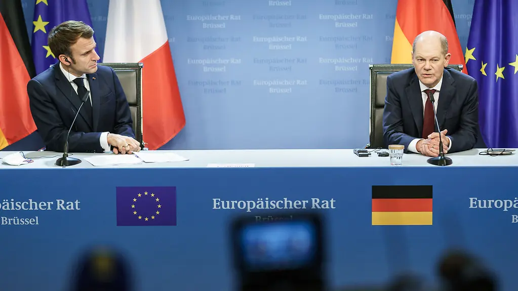 Federal Chancellor Scholz holds a press briefing with French President Macron