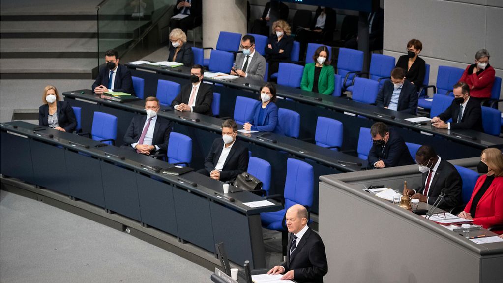 In seiner erste Regierungserklärung vor dem Deutschen Bundestag geht Bundeskanzler Olaf Scholz auf die zentralen Klimaschutz-Maßnahmen der Bundesregierung ein. (Weitere Beschreibung unterhalb des Bildes ausklappbar als "ausführliche Beschreibung")