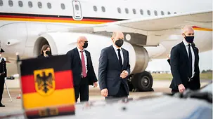 Bundeskanzler Olaf Scholz auf dem Flughafen in Berlin.