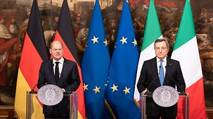 Federal Chancellor Olaf Scholz and the Italian Prime Minister Mario Draghi at their joint press conference.