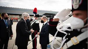 Le chancelier fédéral Olaf Scholz à l’aéroport à Berlin