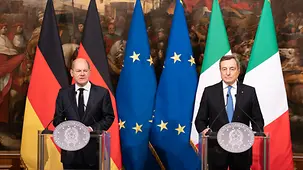 Le chancelier fédéral Olaf Scholz et Mario Draghi, président du Conseil italien, lors d’une conférence de presse commune