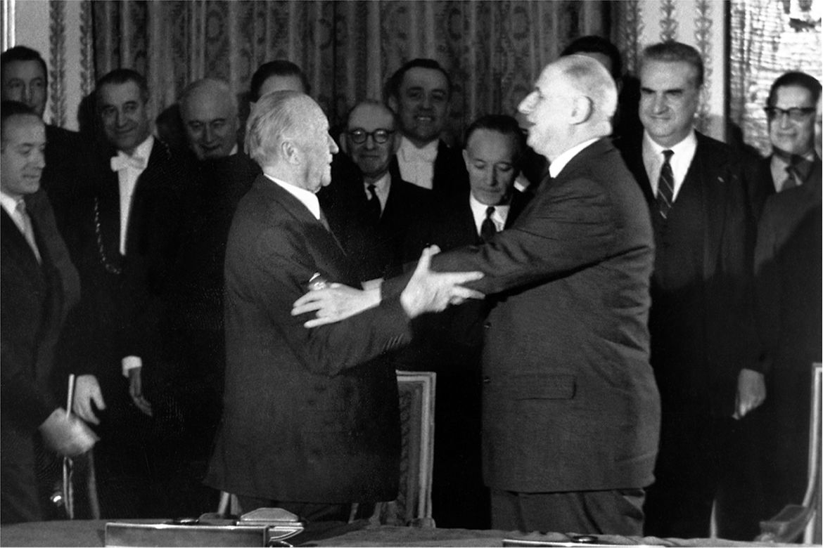Le chancelier fédéral Konrad Adenauer (à gauche) et le président français Charles de Gaulle (à droite) après la signature du traité de l’Élysée