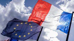Le drapeau français et le drapeau européen photographiés à contre-jour