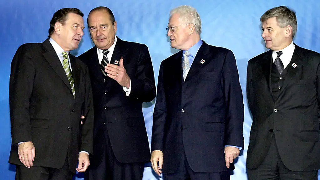 (de gauche à droite) Le chancelier fédéral Gerhard Schröder, le président français Jacques Chirac, le premier ministre français Lionel Jospin et le ministre fédéral des Affaires étrangères Joschka Fischer