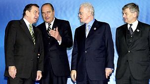 (de gauche à droite) Le chancelier fédéral Gerhard Schröder, le président français Jacques Chirac, le premier ministre français Lionel Jospin et le ministre fédéral des Affaires étrangères Joschka Fischer