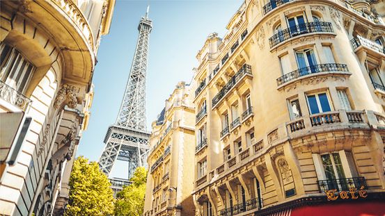 Vue de Paris avec la tour Eiffel qui émerge entre deux bâtiments anciens