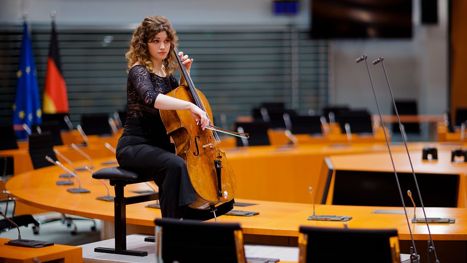 Die Cellistin Julias Hagen spielt im Bundeskanzleramt