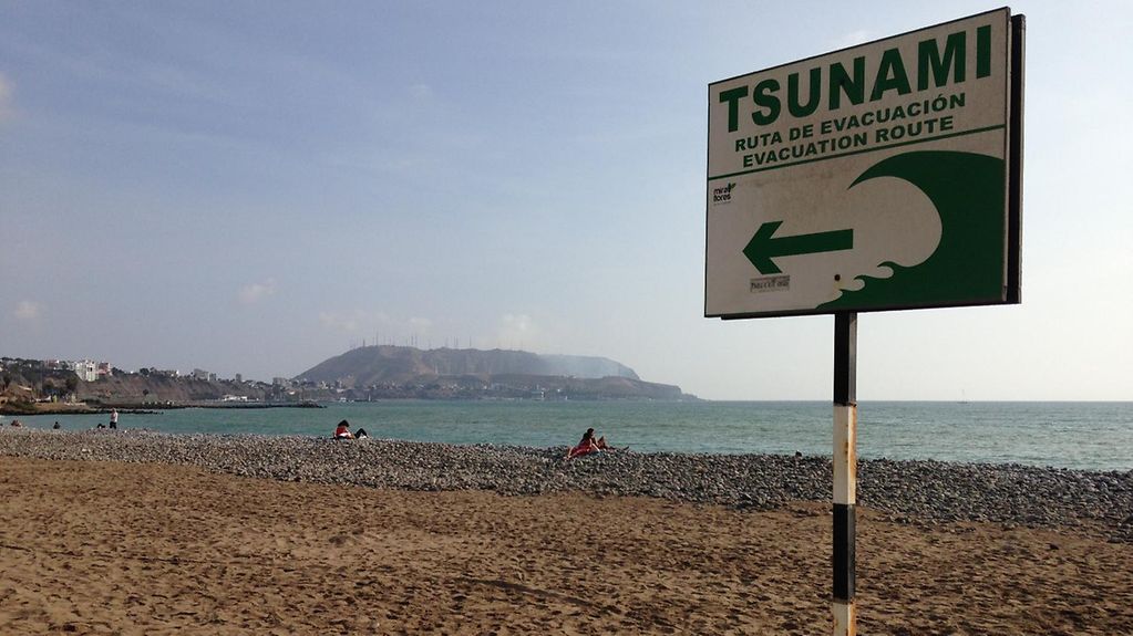 Tsunami-Warnschild an der Küste Perus