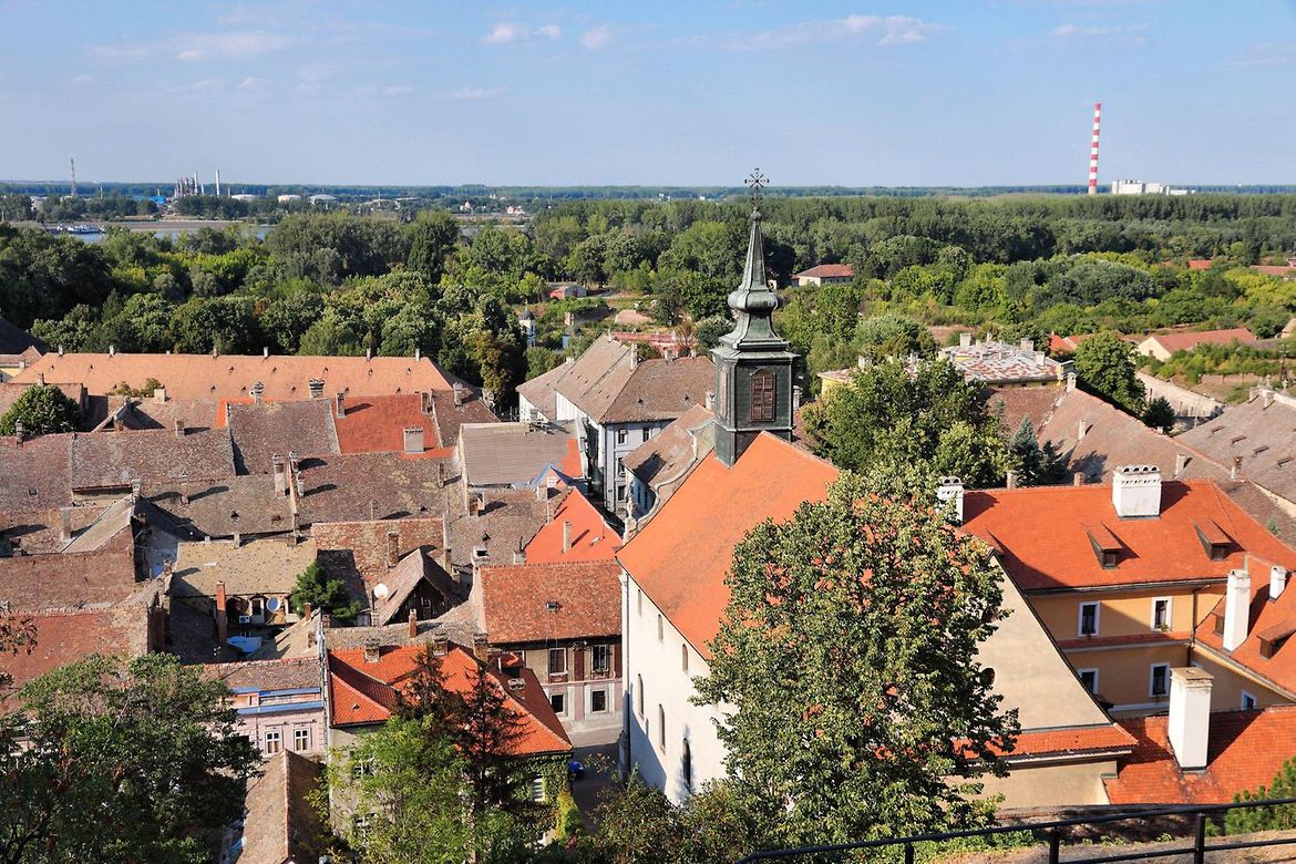 Blick auf die Altstadt Petrovaradin mit Kirche in Novi Sad.