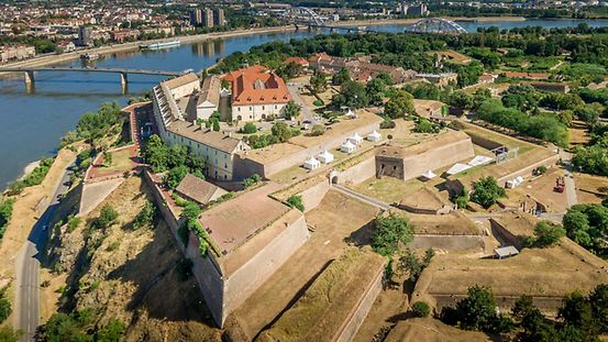 Blick von oben auf die Festung Petrovaradin in Novi Sad über der Donau.