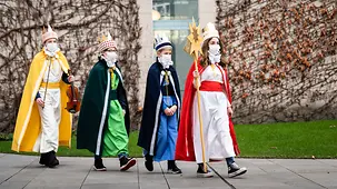Bundeskanzler Olaf Scholz empfängt Sternsinger im Bundeskanzleramt.