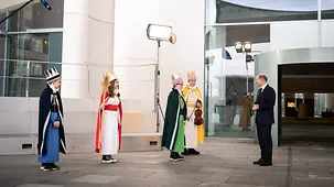 Bundeskanzler Olaf Scholz empfängt Sternsinger im Bundeskanzleramt.