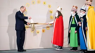 Bundeskanzler Olaf Scholz empfängt Sternsinger im Bundeskanzleramt.