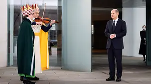 Bundeskanzler Olaf Scholz empfängt Sternsinger im Bundeskanzleramt.