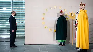 Bundeskanzler Olaf Scholz empfängt Sternsinger im Bundeskanzleramt.