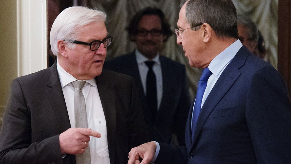 Außenminister Frank-Walter Steinmeier trifft seinen russischen Amtskollegen Sergej Lawrow zu einem Gespräch. Thema ist der anhaltende Ukraine-Konflikt.