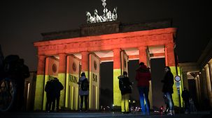 Das Brandenburger Tor wird in Schwarz-Rot-Gold angestrahlt infolge des Anschlages auf den Berliner Weihnachtsmarkt am Breitscheidplatz am Tag zuvor in Berlin, 20.12.2016.