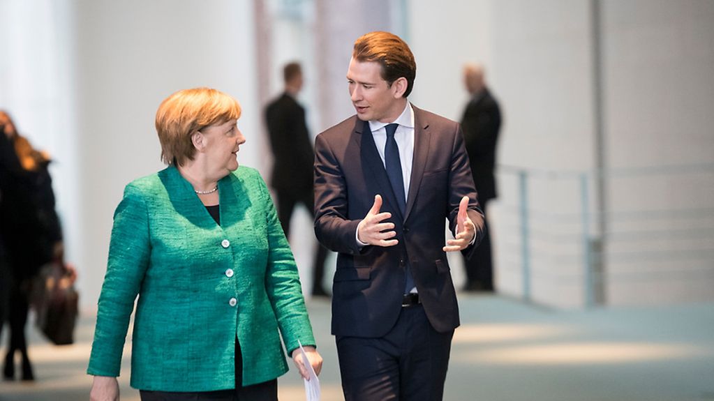 Bundeskanzlerin Angela Merkel und Bundeskanzler Sebastian Kurz während eines Gespräch im Kanzleramt.
