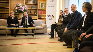 Merkel und Hollande im Gespräch mit den Kulturschaffenden.