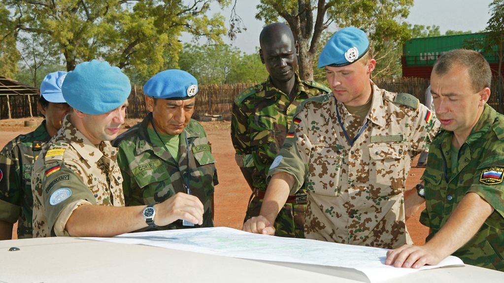 UN Beobachter im Sudan bei der Befehlsausgabe zur Patrouillenfahrt.