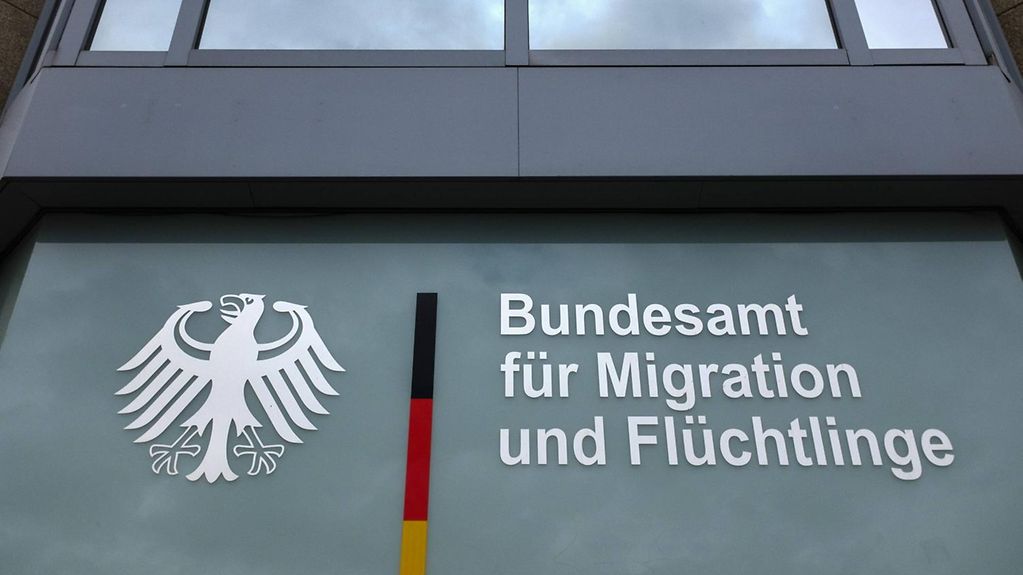 Schriftzug "Bundesamt für Migration und Flüchtlinge" auf der Fassade des Behördengebäudes
