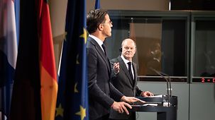 Bundeskanzler Olaf Scholz und Mark Rutte, Ministerpräsident der Niederlande, bei einer gemeinsamen Pressekonferenz.