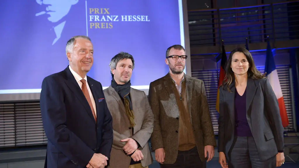 Kulturstaatsminister Bernd Neumann und seine französische Amtskollegin Aurelie Filippetti verleihen den "Franz-Hessel-Preis" an Eric Vuillard (2.v.l.) und Andreas Maier (2.v.r.)