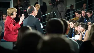 Merkel und Hollande diskutieren mit Jugendlichen.