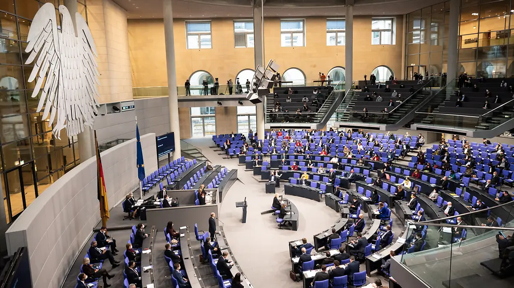 Federal Chancellor Olaf Scholz issuing a government statement in the Bundestag.