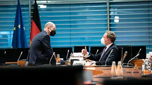 Federal Chancellor Olaf Scholz in conversation with Christian Lindner, Federal Minister of Finance.