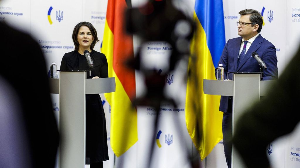 Außenministerin Annalena Baerbock gibt in Kiew eine Pressekonferenz mit ihren ukrainischen Amtskollegen Dmytro Kuleba.