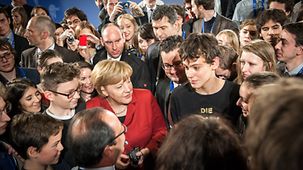 Merkel und Hollande im Gespräch mit Jugendlichen.