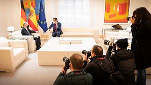 Bundeskanzler Olaf Scholz im Gespräch mit Pedro Sanchez, Spaniens Ministerpräsident.